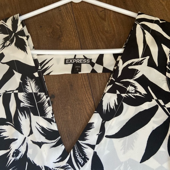 Express Split Back Tank Blouse - Picture 5 of 5